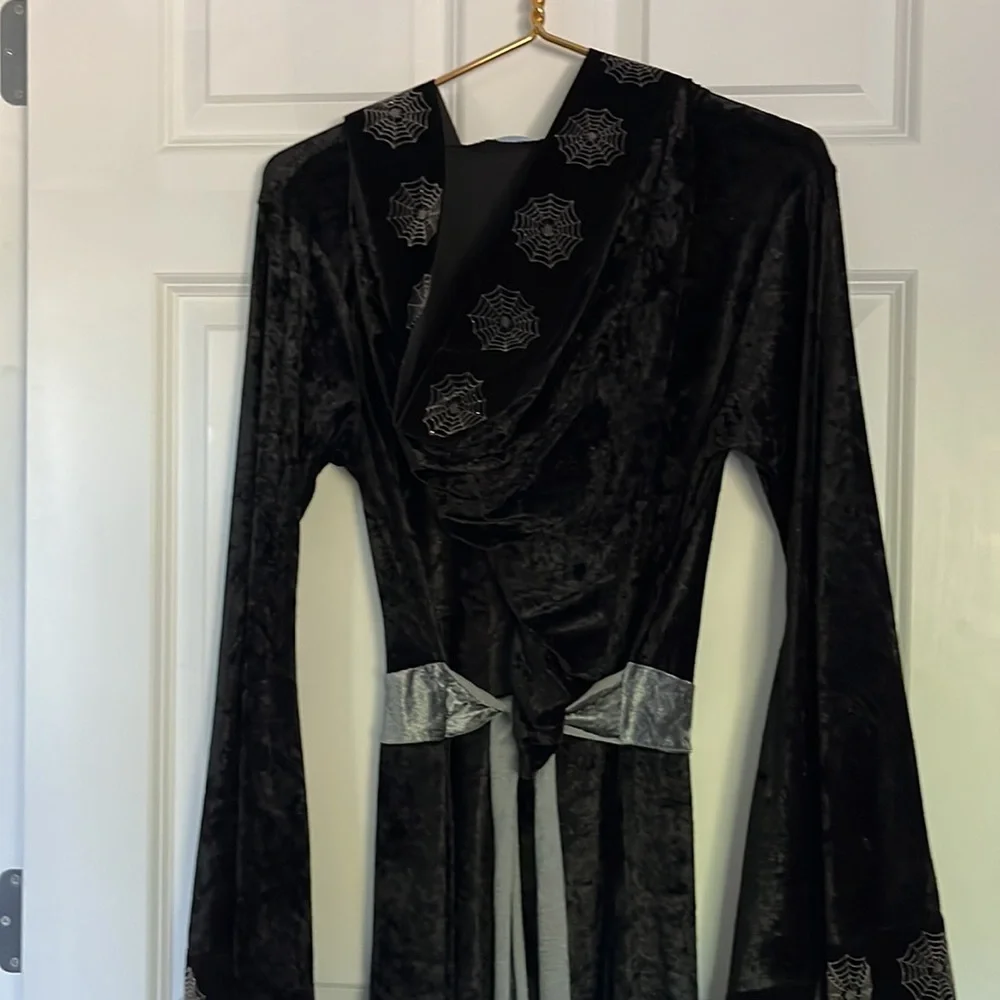 🕷️ WITCH CLOAK/COSTUME 💀 WOMEN’S MEDIUM 👻🎃VELVETY - Picture 12 of 15